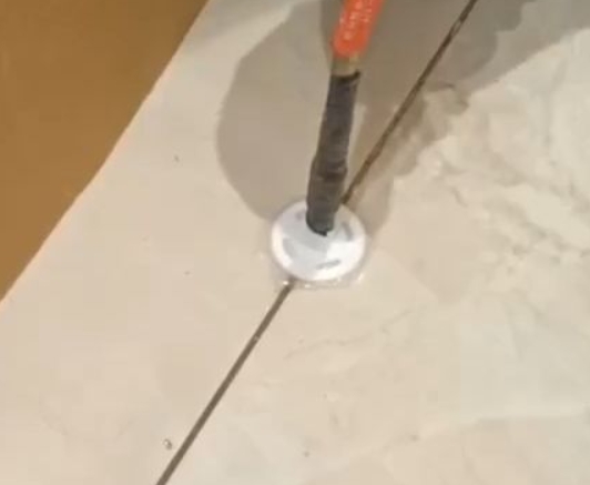 陵川瓷砖空鼓维修公司专业解答瓷砖在铺贴过程中，如果没有涂抹均匀到位的粘结材料（如水泥砂浆或瓷砖胶），可能会导致以下问题